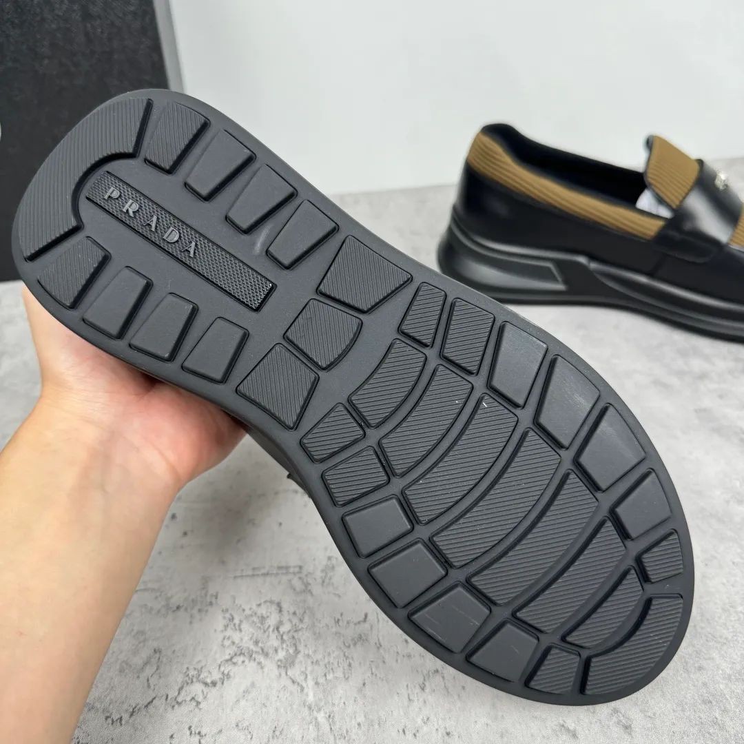 Batch 700 Prada/Prada men's matte leather thick-soled lightweight loafers! Casual fit, lightweight rubber sole slip-on driving shoes, matte calfskin wrapped around the entire upper, front body in pebbled calfskin/soft cloth, two styles available! Decorated with genuine leather buckle, front decorative details of PRADA silver letters, genuine leather feet, classic silver letter logo badge details, technical mesh lining, push-on opening and closing method, convenient and comfortable, cool and breathable! Paired with a lightweight, sporty functional thick sole, it is extremely comfortable on the feet and will not be tiring after long-term wear. It is available in multiple colors to meet different matching needs and comes with a complete package! Size: 39-40-41-42-43-44 Leather shoe size Item number: 2EE915 leather cloth black coffee